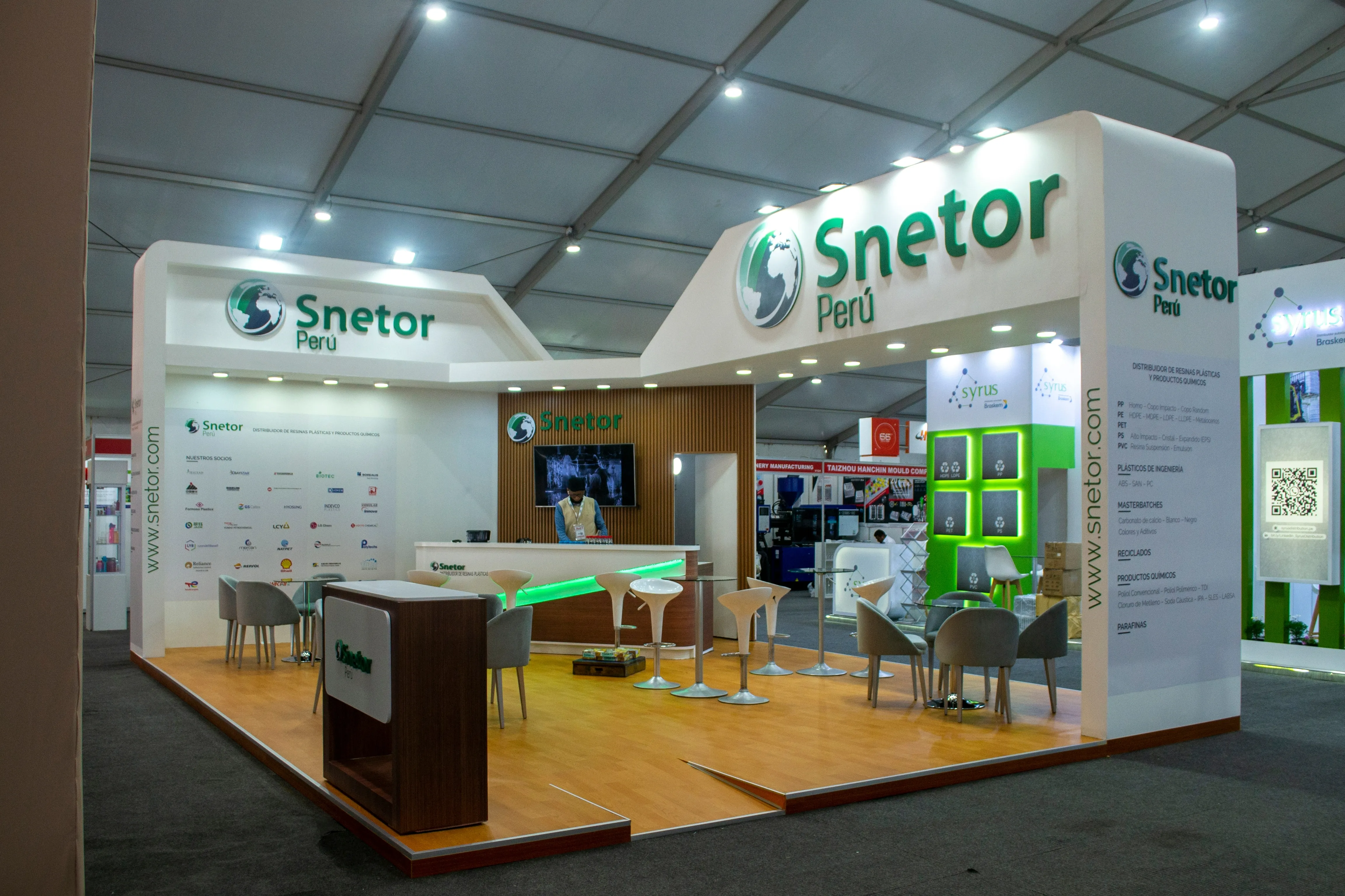 Illuminated exhibition stand with visitors