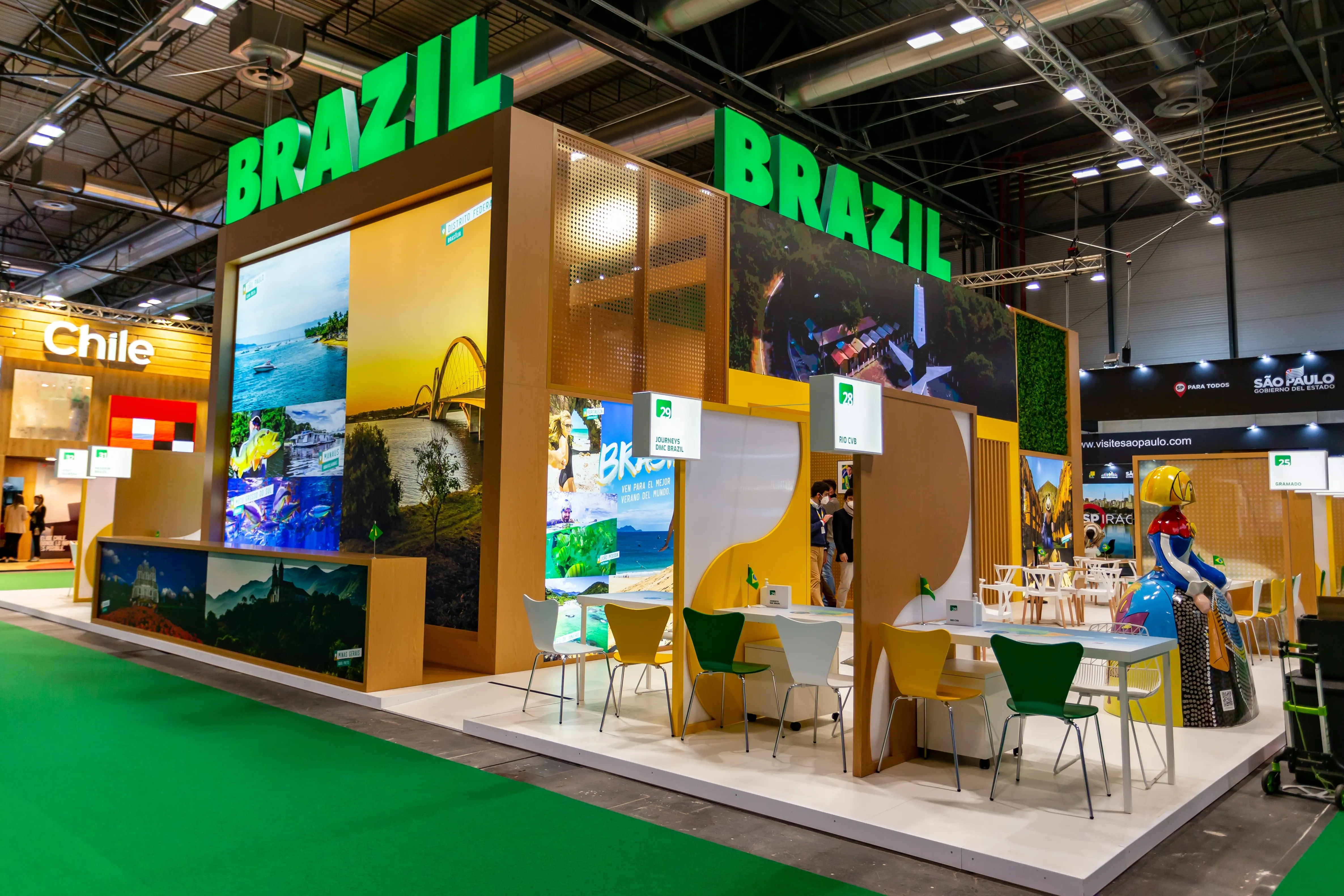 Illuminated exhibition stand with visitors